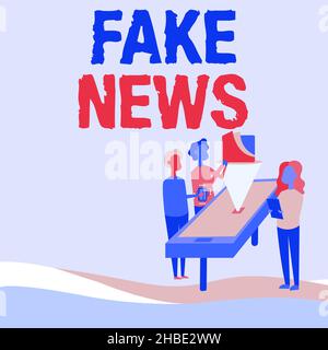 Firma che mostra Fake News. Word for false informazioni pubblicano sotto il pretesto di essere autentiche notizie colleghi disegno in piedi accanto alla tabella Foto Stock