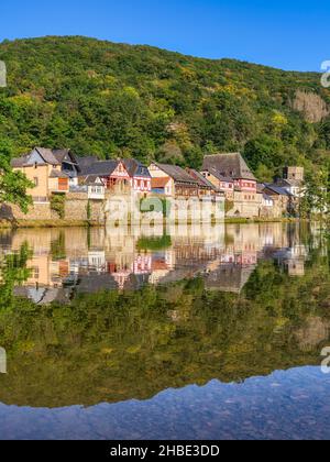 Il pittoresco villaggio storico di Dausenau, le mura medievali della città e le case a graticcio si riflettono sul fiume Lahn, Renania-Palatinato, Germania Foto Stock