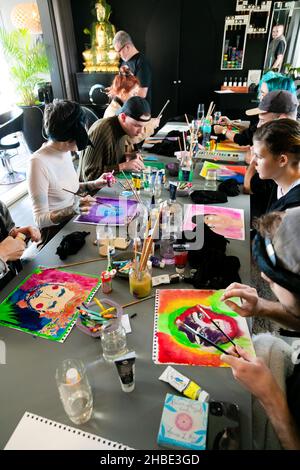 CITTÀ DEL CAPO, SUDAFRICA - 21 aprile 2021: Un gruppo di colleghi con pittura a bendata durante un workshop di arte team-building Foto Stock