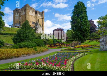Guildford Castle & Grounds in Springtime con letti di fiori. Il castello fu fondato da uno dei baroni di Guglielmo il Conquistatore e costruito intorno al 1 Foto Stock