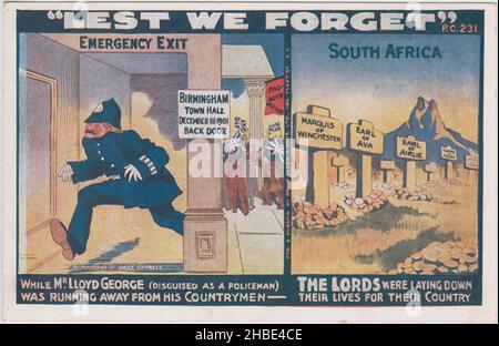"Per non dimenticarci. Mentre il signor Lloyd George (travestito da poliziotto) si allontanava dai suoi connazionali - i Lord stavano la vita per il loro paese": Cartolina pubblicata dall'Unione nazionale delle associazioni conservative e costituzionali durante il blocco del 'bilancio del popolo? 1909 da parte della Camera dei Lord. Contrasta con le azioni di David Lloyd George e dei membri dei Lord durante la Guerra dei Boer, mostrando Lloyd George fuggendo dalla violenza della folla dopo aver affrontato un incontro anti-guerra al Municipio di Birmingham e tombe di Lord uccisi in Sudafrica Foto Stock