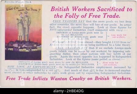 "I lavoratori britannici hanno sacrificato alla follia del libero scambio”... "Il libero scambio infligge una crudeltà indiscriminata ai lavoratori britannici”. Cartolina emessa dall'Unione Nazionale delle Associazioni conservative e unioniste come parte della loro campagna per 'riforma tariffaria' / protezionismo. Combina statistiche, slogan e una piccola immagine di poster che mostra un uomo e una donna della classe operaia chiedendo "che cosa di noi sotto il libero scambio?" Foto Stock