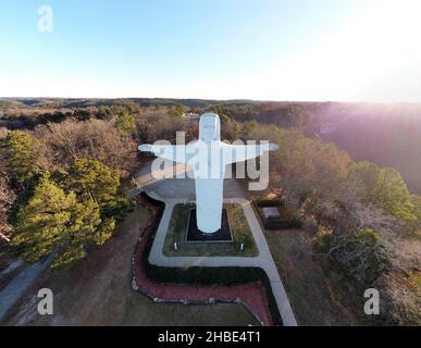 Veduta panoramica aerea e grandangolare della statua di Cristo degli Ozarks vicino a Eureka Springs, AR durante l'alba con fogliame invernale, novembre 2021. Foto Stock