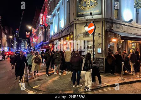 Londra, Regno Unito. 10th Dic 2021. 10 dicembre 2021 The Crown & Two Chairmen pub in Dean Street a Soho nel centro di Londra. Secondo la British Beer & Pub Association, quasi un pub su quattro è chiuso dal 2000 e i notiziari dicono che il Regno Unito ha perso più di 3.000 pub e bar dal marzo 2020, quando è iniziata la pandemia del COVID. (Foto di Samuel Rigelhaupt/Sipa USA) Credit: Sipa USA/Alamy Live News Foto Stock