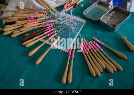 Lavori di lacemaker in corso, primo piano. Tavola, bobine e filo. Foto Stock