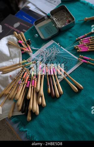 Lavori di lacemaker in corso, primo piano. Tavola, bobine e filo. Foto Stock