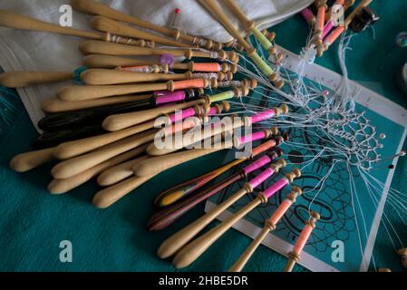 Lavori di lacemaker in corso, primo piano. Tavola, bobine e filo. Foto Stock