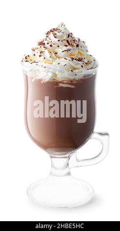 cioccolata calda con panna montata e cioccolato grattugiato in bicchiere isolato su bianco Foto Stock