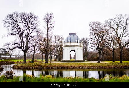 Hannover, Germania. 19th Dic 2021. Un padiglione d'angolo dell'architetto francese Remy de la fosse si trova nei Giardini Herrenhäuser dietro l'innesto. Il clima invernale nella bassa Sassonia è cupo la domenica 4th dell'Avvento. Credit: Moritz Frankenberg/dpa/Alamy Live News Foto Stock