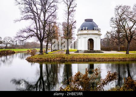 Hannover, Germania. 19th Dic 2021. Un padiglione d'angolo dell'architetto francese Remy de la fosse si trova nei Giardini Herrenhäuser dietro l'innesto. Il clima invernale nella bassa Sassonia è cupo la domenica 4th dell'Avvento. Credit: Moritz Frankenberg/dpa/Alamy Live News Foto Stock