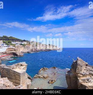 Costa del Salento in Puglia: Spiaggia rocciosa di Santa Cesarea Terme. È lambita dal mare, con acque profonde lungo tutta la costa. Foto Stock