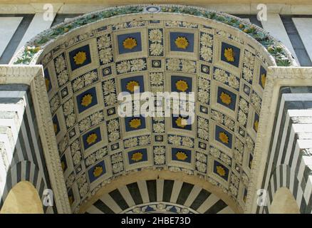La città di Pistoia in Toscana. Cattedrale di San Zeno, Terracotta robbiana all'ingresso del Duomo Foto Stock