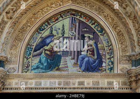 Timpano a mosaico colorato nella cattedrale di Santa Maria del Fiore a Firenze Foto Stock
