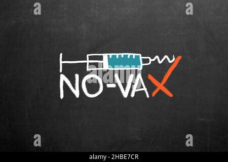 Covid-19 Anti Vax. Simbolo anti-vaccinazione. Movimento senza Vax. Una siringa urta e si rompe contro NO-vax. Negazione, colpa. Foto Stock