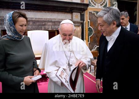 Papa Francesco ha ricevuto in udienza questa mattina - ecc.mi Ambasciatori di Moldavia, Kirghizistan, Namibia, Lesotho, Lussemburgo, Ciad e Guinea Bissau presso la Santa sede, in occasione della presentazione delle loro lettere credenziali. Dicembre 17, 2021. LIMITATO ALL'USO EDITORIALE - Vatican Media/Spaziani. Credit: dpa Picture Alliance/Alamy Live News Foto Stock