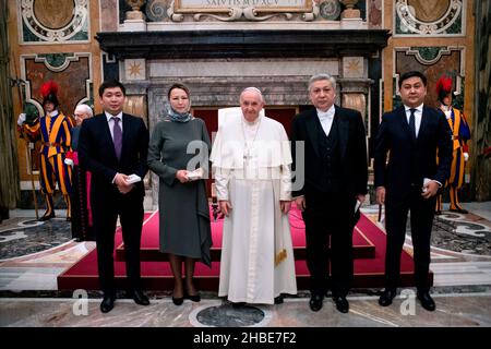 Papa Francesco ha ricevuto in udienza questa mattina - ecc.mi Ambasciatori di Moldavia, Kirghizistan, Namibia, Lesotho, Lussemburgo, Ciad e Guinea Bissau presso la Santa sede, in occasione della presentazione delle loro lettere credenziali. Dicembre 17, 2021. LIMITATO ALL'USO EDITORIALE - Vatican Media/Spaziani. Credit: dpa Picture Alliance/Alamy Live News Foto Stock