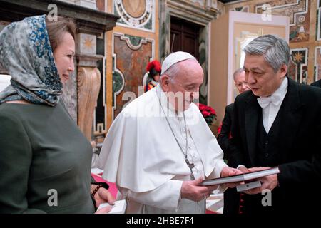 Papa Francesco ha ricevuto in udienza questa mattina - ecc.mi Ambasciatori di Moldavia, Kirghizistan, Namibia, Lesotho, Lussemburgo, Ciad e Guinea Bissau presso la Santa sede, in occasione della presentazione delle loro lettere credenziali. Dicembre 17, 2021. LIMITATO ALL'USO EDITORIALE - Vatican Media/Spaziani. Credit: dpa Picture Alliance/Alamy Live News Foto Stock