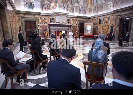 Papa Francesco ha ricevuto in udienza questa mattina - ecc.mi Ambasciatori di Moldavia, Kirghizistan, Namibia, Lesotho, Lussemburgo, Ciad e Guinea Bissau presso la Santa sede, in occasione della presentazione delle loro lettere credenziali. Dicembre 17, 2021. LIMITATO ALL'USO EDITORIALE - Vatican Media/Spaziani. Credit: dpa Picture Alliance/Alamy Live News Foto Stock