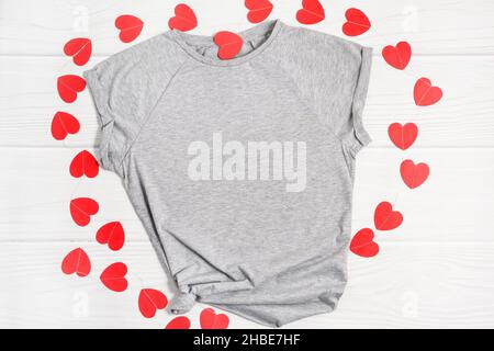 Abbigliamento da giorno Valentines mockup con cuori colorati di carta. Foto Stock