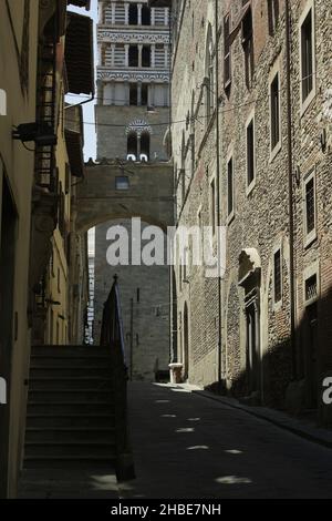 La città di Pistoia in Toscana. Vicolo stretto nella città vecchia. Campanile del Duomo sullo sfondo. Foto Stock