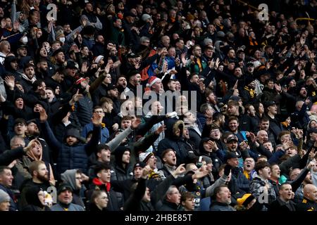 Wolverhampton, Regno Unito. 19th dic 2021.Wolverhampton, Regno Unito. 19th dicembre 2021. 19th dicembre 2021; Molineux Stadium, Wolverhampton, West Midlands, Inghilterra; Premier League football, Wolverhampton Wanderers contro Chelsea; i fan sono visti senza maschere di viso credito: Action Plus Sports Images/Alamy Live News Foto Stock