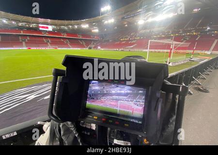 Stoccarda, Germania. 14th Dic 2021. Fotocamera TV, mirino, monitor, trasmissione TV, diritti TV, Stadio vuoto, senza spettatori, gioco fantasma, stand vuoti, calcio 1st Bundesliga stagione 2021/2022, 16th matchday, matchday16. VFB Stuttgart-FC Bayern Monaco di Baviera il 14th dicembre 2021, Mercedes Benz Arena Stuttgart Credit: dpa/Alamy Live News Foto Stock