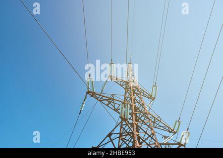 Pilone ad alta tensione contro il cielo Foto Stock