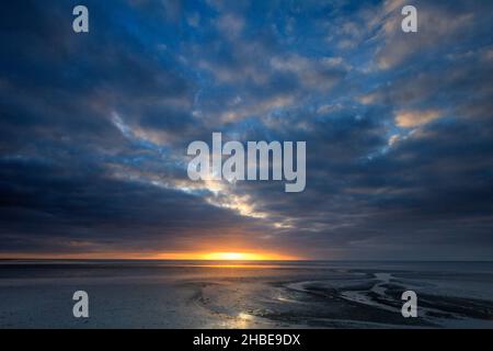 Alba sul mare di wadden, a bassa marea, al largo della costa dall'isola di Texel, Olanda, Europa Foto Stock