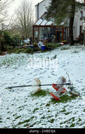 Vento soffiato danno ad una stazione di alimentazione di uccelli durante la notte precedente da Storm Arwen Foto Stock