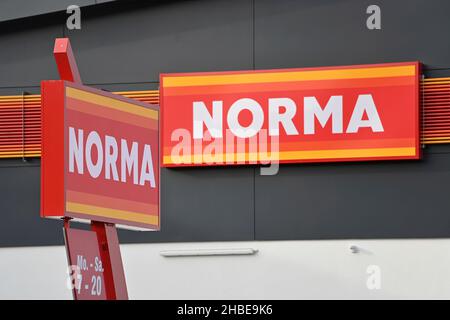 Reichertshofen, Germania. 19th Dic 2021. Ramo NORMA, segni, segno, emblema della società, marchio Lebenswithtel, logo, emblema aziendale, emblema del marchio. Credit: dpa/Alamy Live News Foto Stock