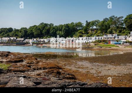 Il bellissimo villaggio di Plockton, conosciuto come il gioiello delle Highlands, che si affaccia sul Loch Carron in Scozia Foto Stock