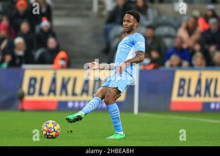 Raheem Sterling #7 di Manchester City passa la palla Foto Stock