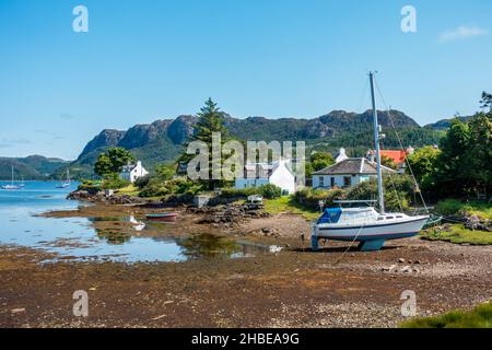 Il bellissimo villaggio di Plockton, conosciuto come il gioiello delle Highlands, che si affaccia sul Loch Carron in Scozia Foto Stock