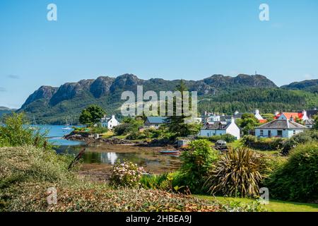 Il bellissimo villaggio di Plockton, conosciuto come il gioiello delle Highlands, che si affaccia sul Loch Carron in Scozia Foto Stock