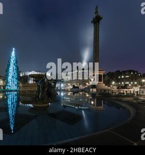 Natale a Trafalgar Square, con il gigante norvegese albero di Natale regalato al Regno Unito ogni anno dalla gente di Norvegia Foto Stock