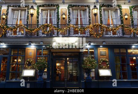 Lo storico Cafe Procope decorato per Natale 2021 in serata , Parigi, Francia. Foto Stock