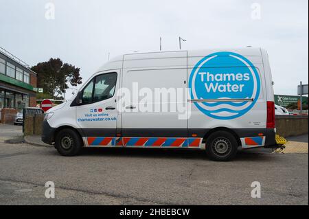 Aylesbury, Buckinghamshire, Regno Unito. 11th Ottobre 2021. Un furgone Thames Water fuori che fa i controlli. Credit: Maureen McLean/Alamy Foto Stock