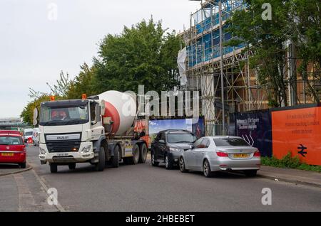 Aylesbury, Buckinghamshire, Regno Unito. 11th Ottobre 2021. Un nuovo sviluppo di appartamenti chiamato The Square essendo costruito nel centro di Aylesbury da Hamilton costruttori. Credit: Maureen McLean/Alamy Foto Stock