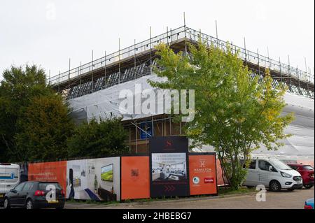 Aylesbury, Buckinghamshire, Regno Unito. 11th Ottobre 2021. Un nuovo sviluppo di appartamenti chiamato The Square essendo costruito nel centro di Aylesbury da Hamilton costruttori. Credit: Maureen McLean/Alamy Foto Stock