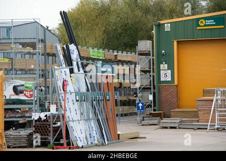 Aylesbury, Buckinghamshire, Regno Unito. 11th Ottobre 2021. Un deposito Travis Perkins ben fornito ad Aylesbury. Credit: Maureen McLean/Alamy Foto Stock