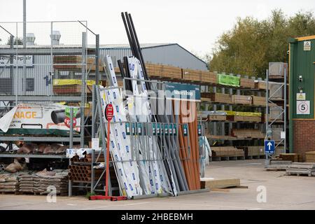 Aylesbury, Buckinghamshire, Regno Unito. 11th Ottobre 2021. Un deposito Travis Perkins ben fornito ad Aylesbury. Credit: Maureen McLean/Alamy Foto Stock