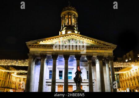 Museo d'arte moderna a Glasgow con le sue luci di Natale Foto Stock