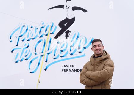 Madrid, Spagna. 19th Dic 2021. Lo skater Javier Fernandez si pone durante la presentazione della pista di pattinaggio presso la Plaza de Colon di Madrid. Credit: SOPA Images Limited/Alamy Live News Foto Stock