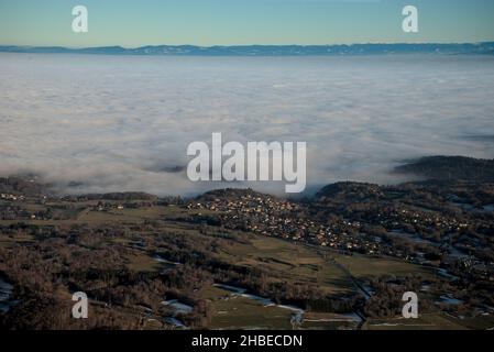 Sea ​​of ​​clouds sulla catena vulcanica Auvergne a Puy-de-Dome in inverno Foto Stock