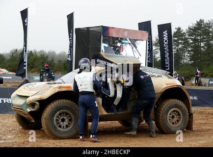 Andretti United Extreme e piloti Catie Muntings e Timmy Hansen commutano durante la finale Extreme e Jurassic X-Prix a Bovington, Dorset. Data foto: Domenica 19 dicembre 2021. Foto Stock