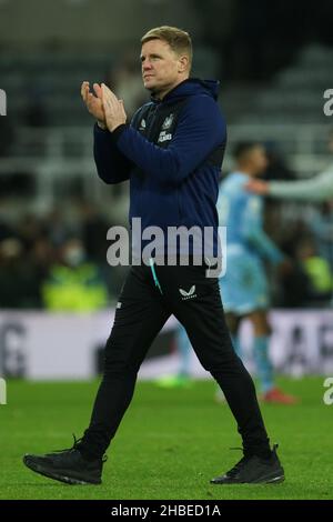 Newcastle, Regno Unito. 19th Dic 2021. NEWCASTLE UPON TYNE, GBR. DICEMBRE 19th Newcastle United Head Coach, Eddie Howe, applaude i sostenitori durante la partita della Premier League tra Newcastle United e Manchester City al St. James's Park, Newcastle domenica 19th dicembre 2021. (Credit: Will Matthews | MI News) Credit: MI News & Sport /Alamy Live News Foto Stock