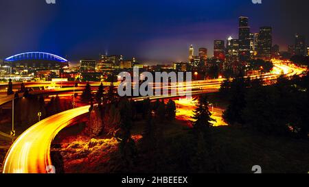 Downtown Seattle di notte con superstrade che attraversano Washington, USA Foto Stock