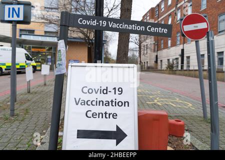 Lewisham Londra, Regno Unito. 19th Dic 2021. NHS e il governo continuano il suo programma di vaccinazione covid-19 per mantenere il coronavirus sotto controllo durante la stagione invernale di influenza e Omicron in aumento in tutta l'Inghilterra. Credit: xiu bao/Alamy Live News Foto Stock