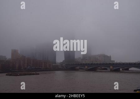 Londra, Regno Unito 19th dicembre 2021. Una torre dei Blackfriars scompare in nebbia fitta. Credit: Vuk Valcic / Alamy Live News Foto Stock