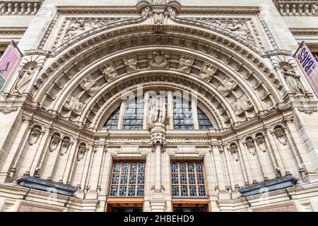 Porta d'ingresso ad arco con decorazioni d'archivio all'ingresso del Victoria and Albert Museum, South Kensington, Londra, Regno Unito Foto Stock
